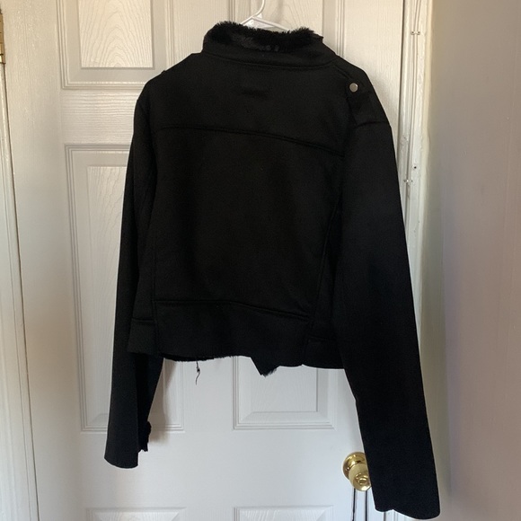 A black jacket with collar with side zipper and fur on the inside - Picture 2 of 7